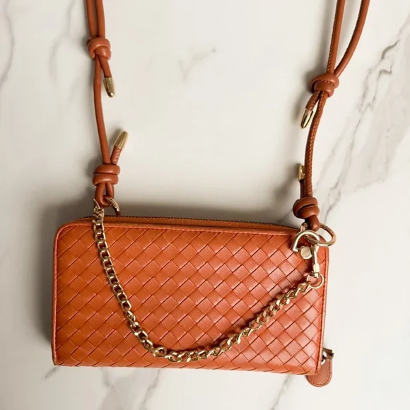 Authentic BOTTEGA VENATA zipper wallet on chain - Picture 2 of 13